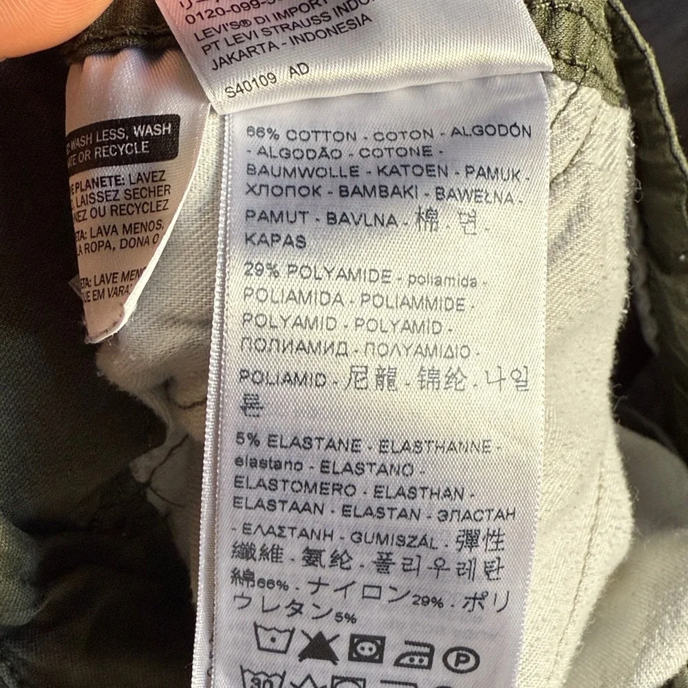 Levi’s Green Cargo Shorts Size 30